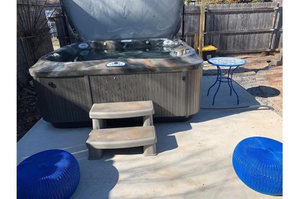 CaroleBelle Cottage-sleeps 8+hot tub/grills/firepit Lawton Esterno foto